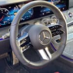 El Mercedes Benz E450 Coupe 2021 convierte a una pareja