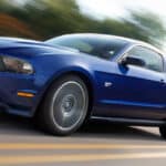 El Ford Mustang 2010 vence al Camaro Challenger en competencia