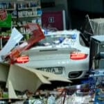 Mujer choca Porsche 911 Turbo contra gasolinera Video